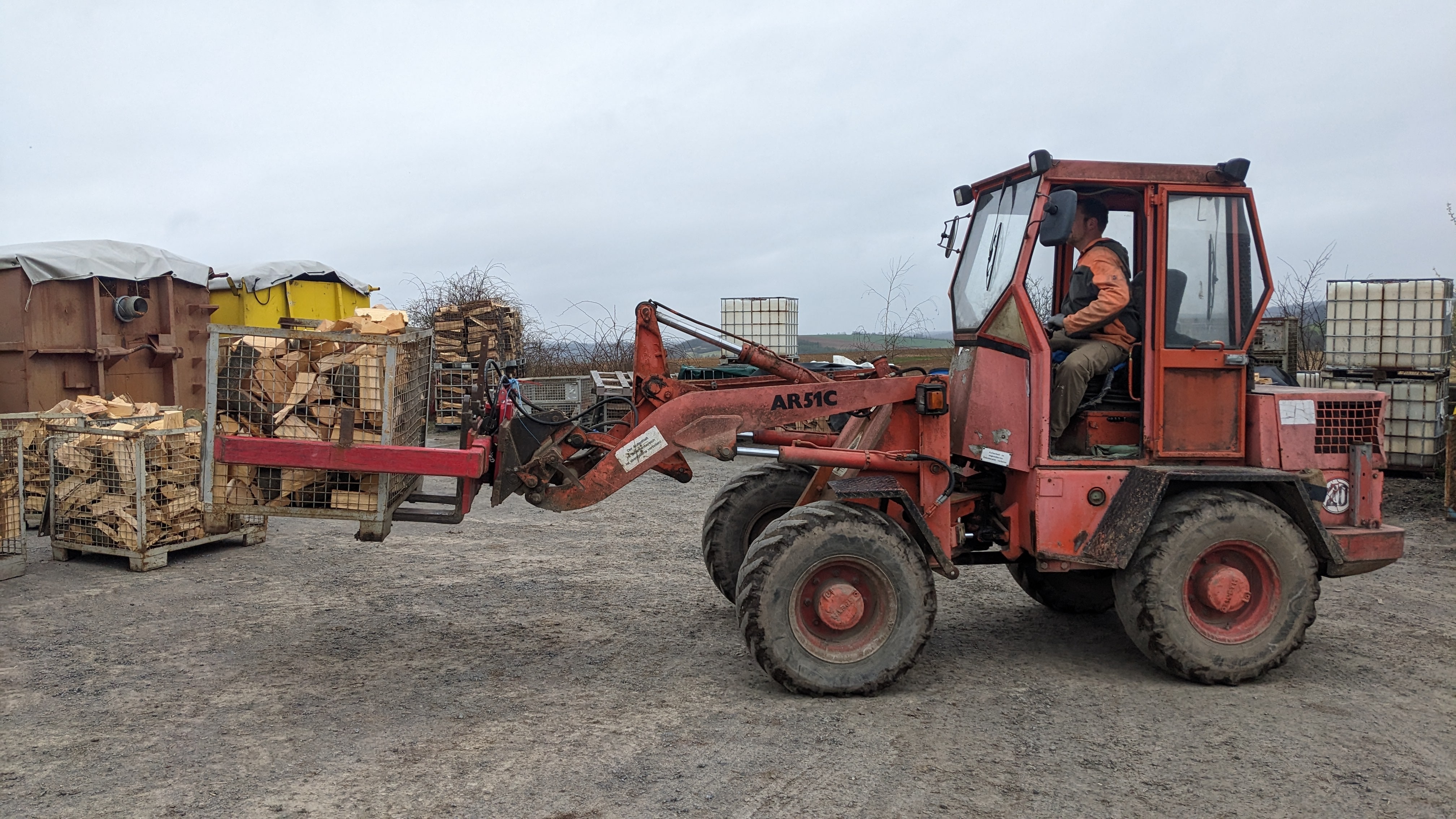 Radlader mit Brennholz
